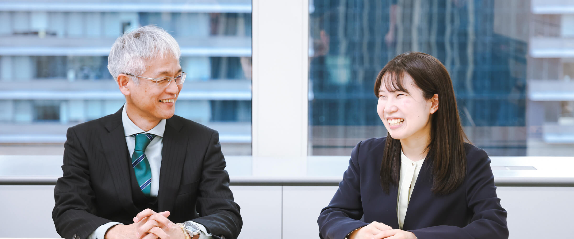 上司と談笑している様子
