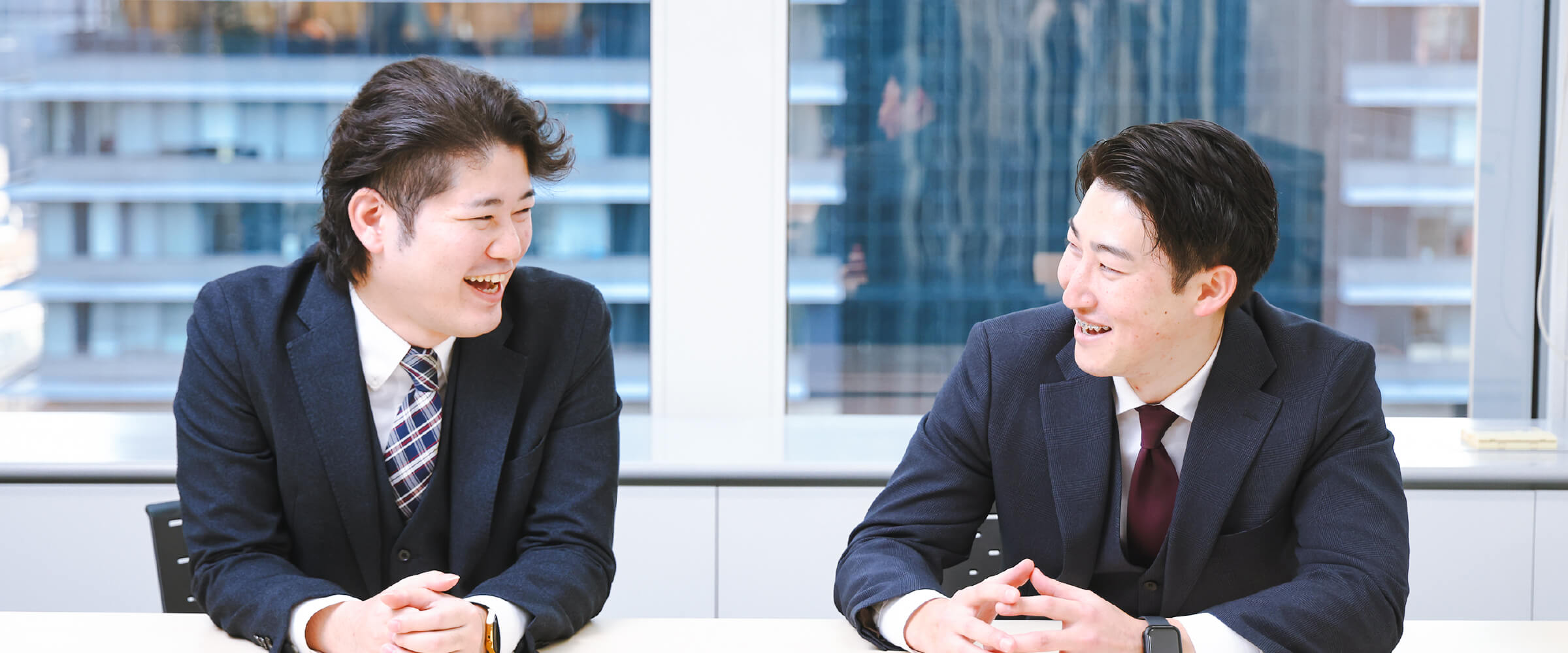 上司と談笑している様子
